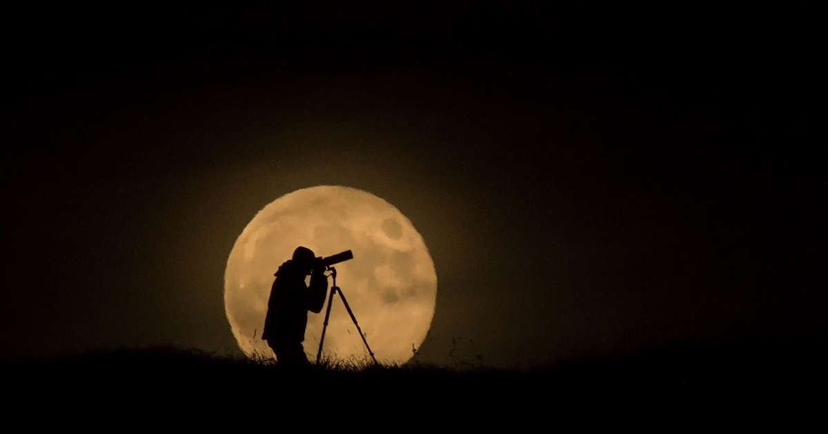 How To Take Amazing Photos of the Blood Beaver Moon and Meteor Showers