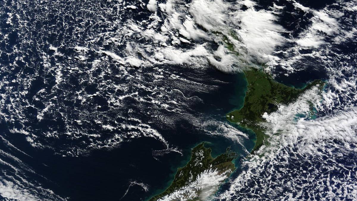 Stunning meteor over North Island leads to hunt for meteorite