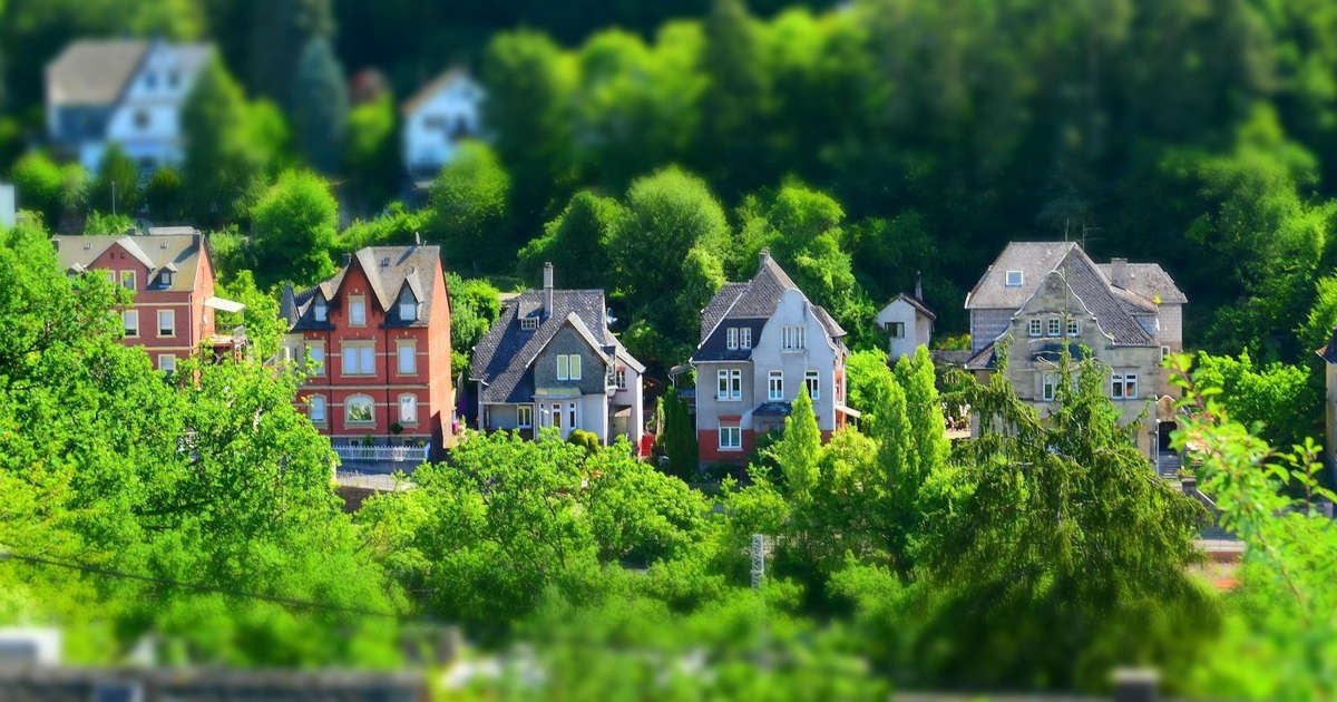 What Is Tilt Shift Photography, and How Do You Achieve It?