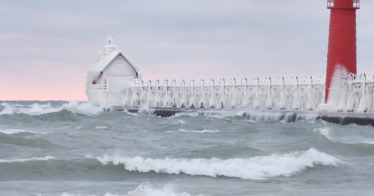 Photographers flock to capture ice-covered lighthouses