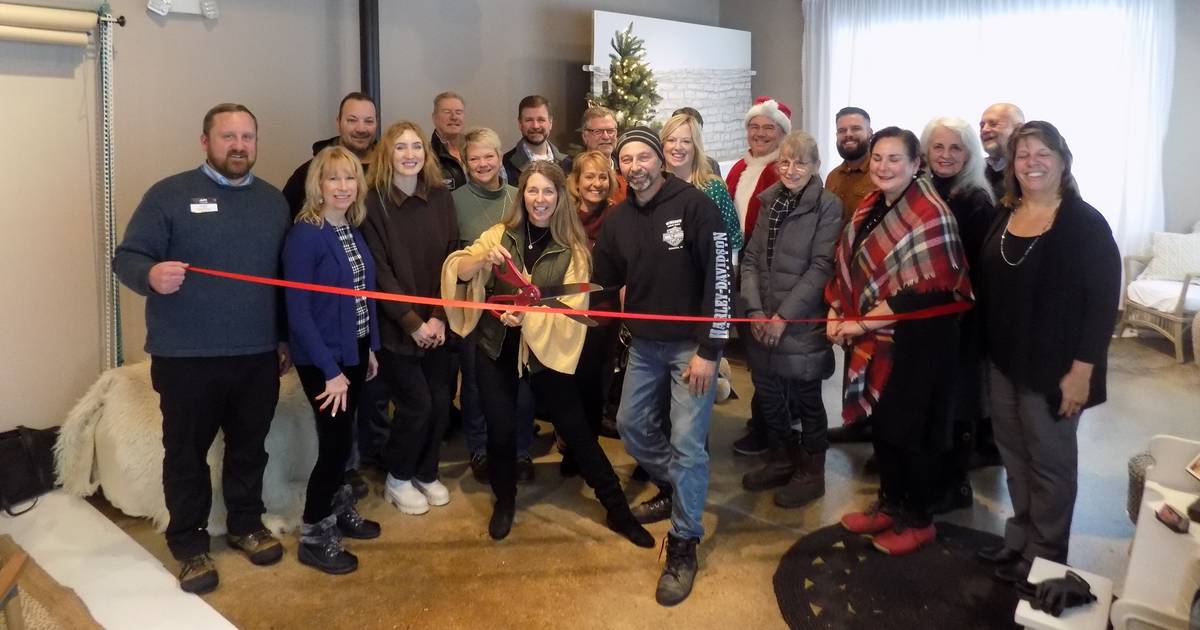 Cary-Grove Chamber hosts ribbon cutting for new location for photography studio