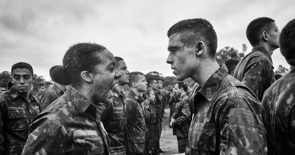 The photo project „Laces of Honor“ provides insights into the Brazilian army