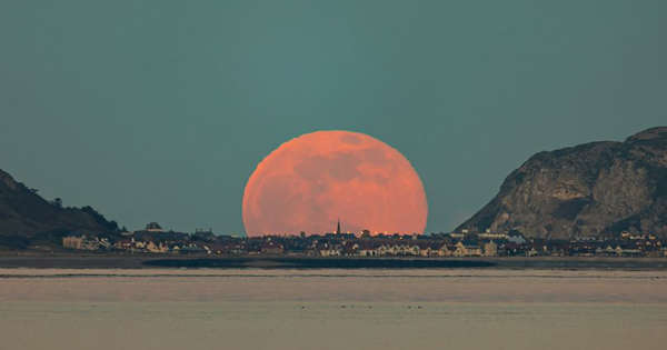 'OMG' image of Worm moon shows Llandudno in totally different light
