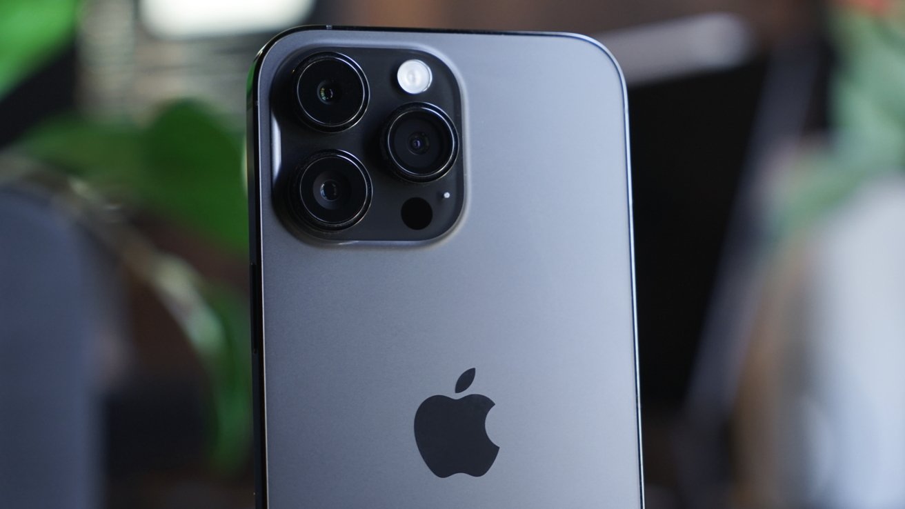 iPhone vs Android: Two different photography and machine learning approaches