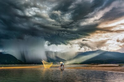 The winning photograph of the 14th Greenstorm Global Photography Award by Khanh Phan Thi from Vietnam