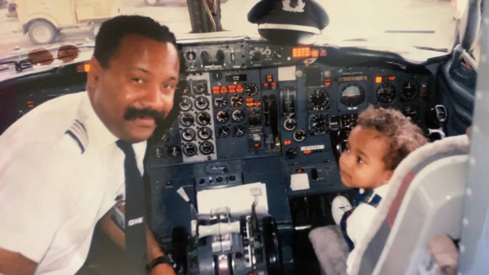 Southwest pilot, son recreate iconic airplane photo almost 30 years later